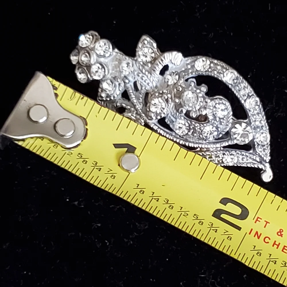 Vintage silvertone flower and leaf brooch with rhinestones